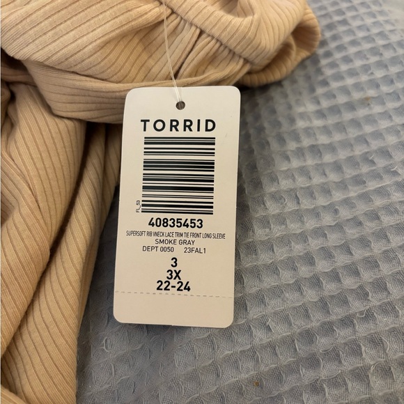 Torrid Lace Trim V-Neck size 3 - Picture 3 of 4